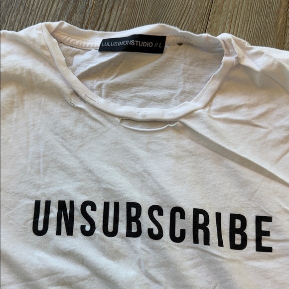Lulu Simon Studio White distressed Graphic T-Shirt with 'UNSUBSCRIBE' Print L - Picture 1 of 12